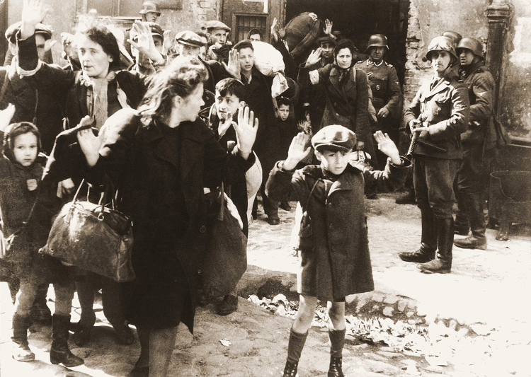 Żydowska ludność cywilna schwytana podczas tłumienia powstania. Źródło: Wikimedia Commons