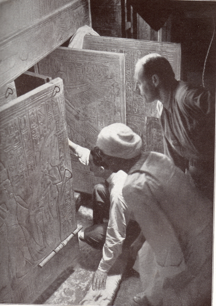Howard Carter ze współpracownikiem otwierają drzwi do skrzyni grobowej w komorze grobowej Tutanchamona (1924, rekonstrukcja wydarzenia z 1923). Źródło: Wikimedia Commons