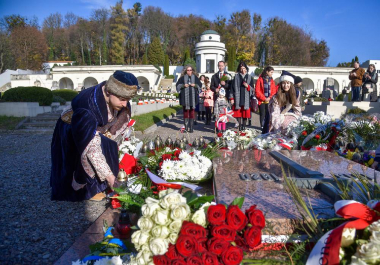 Obchody Narodowego Święta Niepodległości na Cmentarzu Orląt Lwowskich. Lwów, 11.11.2022. Fot. PAP/V. Hrabar