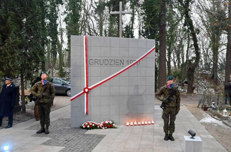 Uroczystość odsłonięcia pomnika upamiętniającego ofiary rewolty grudniowej 1970 r. na Cmentarzu Centralnym w Szczecinie. Fot. PAP/M. Bielecki
