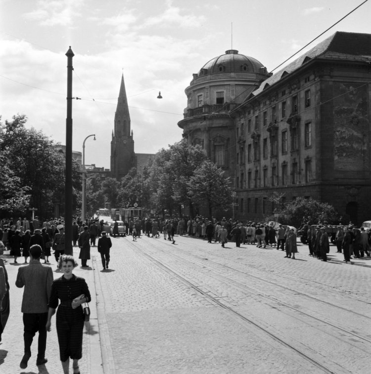 Poznań, czerwiec 1956 - rozpoczynające się demonstracje uliczne. Fot. PAP/W. Kondracki