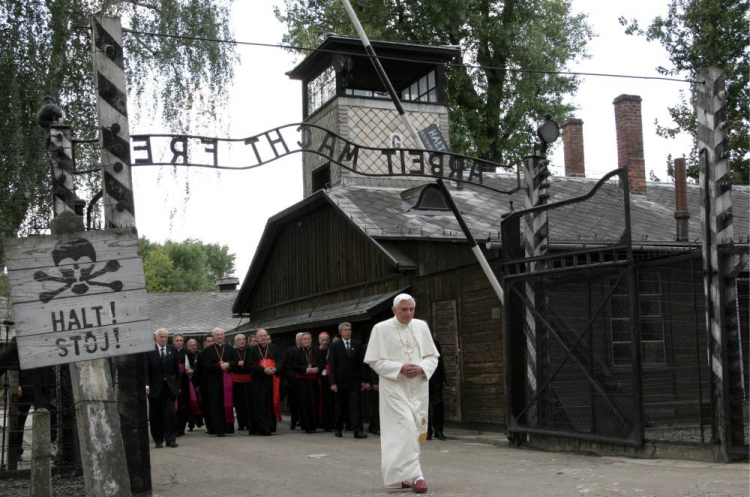 Papież Benedykt XVI na terenie b. niemieckiego obozu zagłady Auschwitz -Birkenau. 31.05.2006. Fot. PAP/A. Grygiel