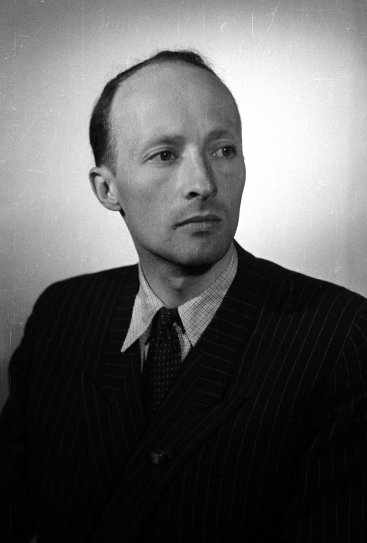 Polska, 1946-01-01. Kompozytor i dyrygent Witold Lutosławski. Fot. PAP/S. Dąbrowiecki 