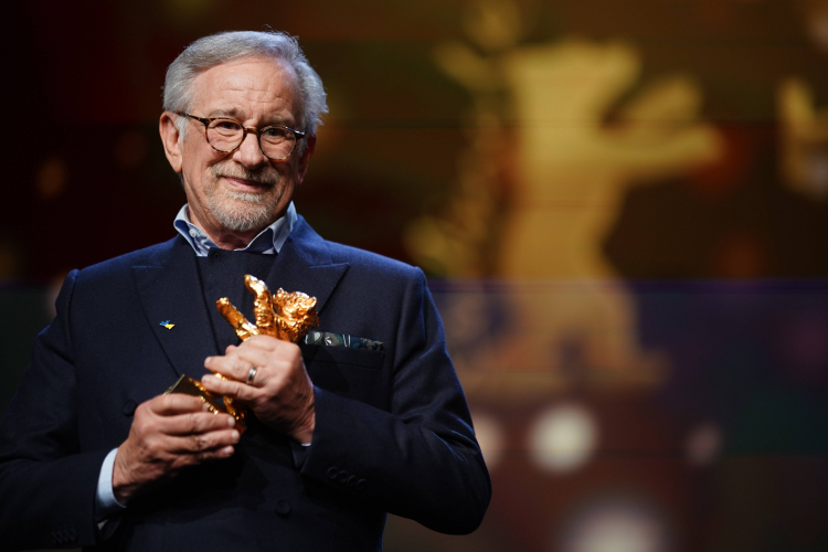 21 02 2022, Berlin. Steven Spielberg odbiera Honorowego Złotego Niedźwiedzia podczas 73. Berlinale. Fot. PAP/EPA
