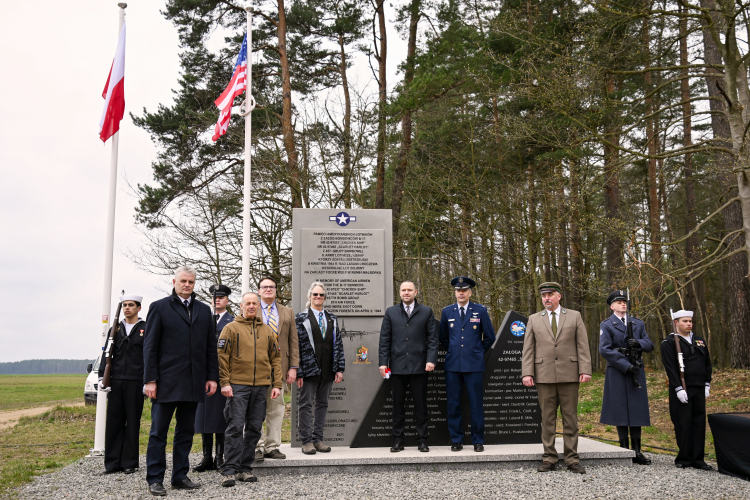  Prezes IPN Karol Nawrocki (centrum-L) i Szef Biura Współpracy Obronnej (ODC) ambasady USA Scott Wallace (centrum-P) podczas uroczystości odsłonięcia pomnika, poświęconego amerykańskim lotnikom zestrzelonym w 1944 roku przez Niemców na terenie Polski. Fot. PAP/M. Gadomski