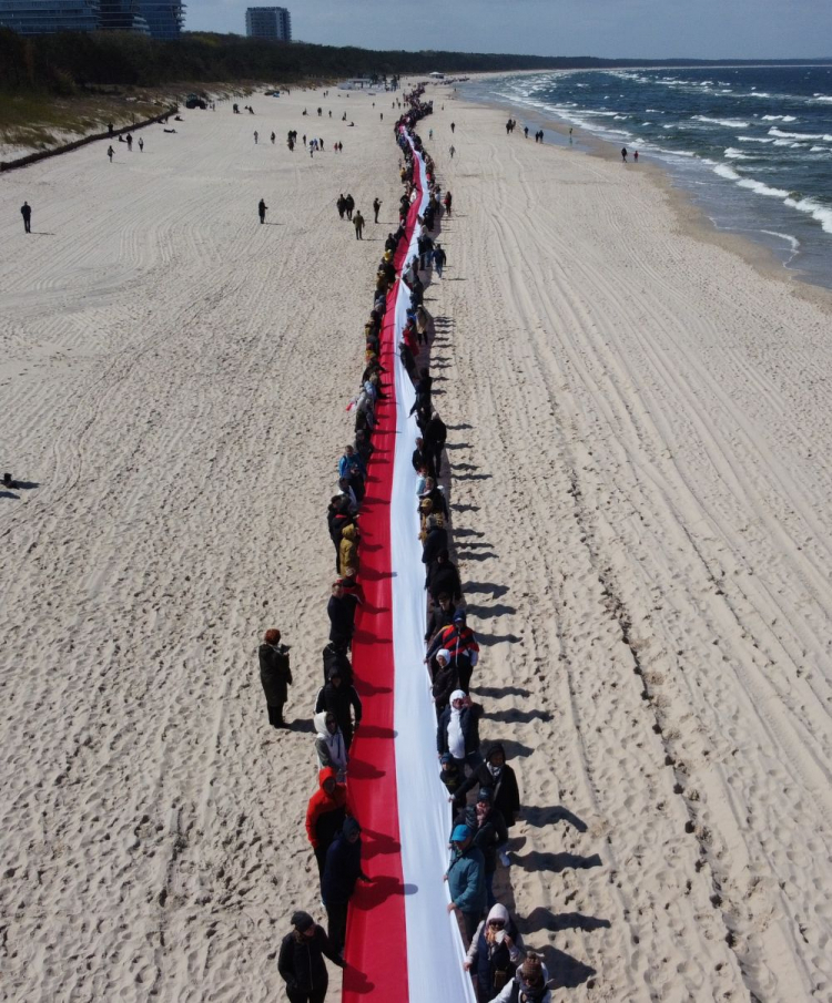 Międzyzdroje, 02.05.2023. Najdłuższa flaga w Polsce. Na plażę została wniesiona w dwóch częściach. Fot. PAP/M. Bielecki