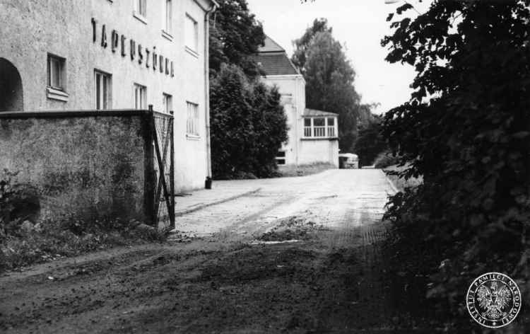 Brama wjazdowa na teren Szpitala Uzdrowiskowego "Borkowo" w Połczynie Zdrój w 1972 r. W budynku tym podczas II wojny światowej znajdował się Mütterheim Lebensborn. Fotografia pochodzi z akt śledztwa w sprawie germanizacji polskich dzieci. Źródło: IPN