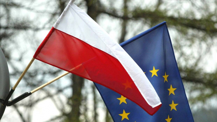 Flagi Polski i UE. Fot. PAP/G. Momot