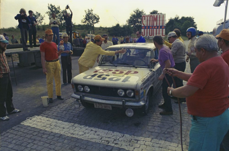Pobicie Polskim Fiatem 125p FSO trzech rekordów długodystansowych samochodów turystycznych w klasie do 1500 cm sześciennych. Wrocław, 30.06.1973. Fot. PAP/Ch. Niedenthal