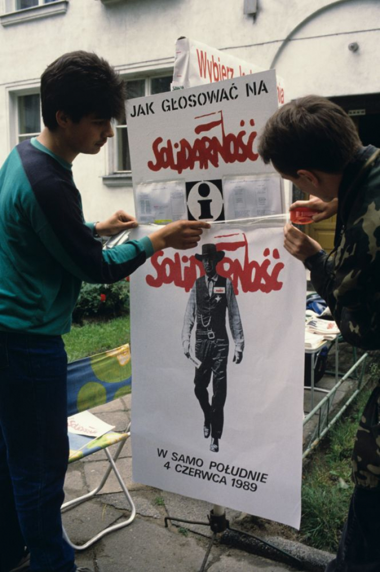 Plakat zaprojektowany przez Tomasza Sarneckiego, z filmowym szeryfem Garym Cooperem na tle napisu „Solidarność”, zachęca do uczestnictwa w wyborach hasłem: W samo południe 4 czerwca 1989. Fot. PAP/J. Morek