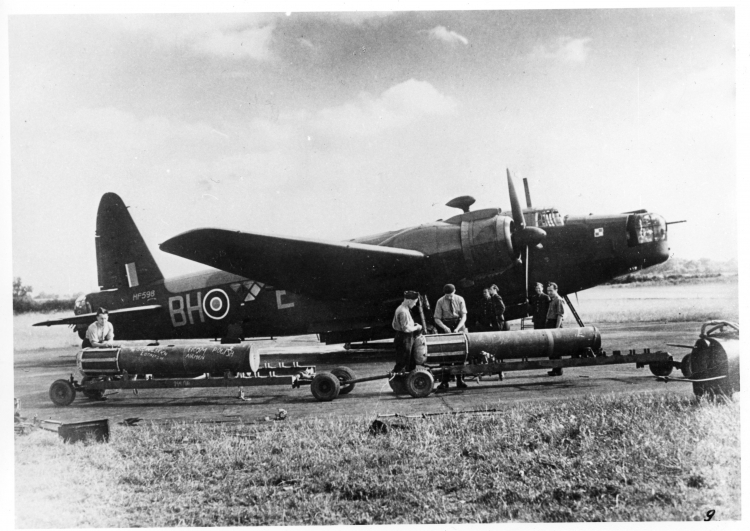 Samolot Vickers Wellington Mk. X z 300 Dywizjonu Bombowego w trakcie załadunku min lotniczych. Źródło: zbiory prywatne Grzegorza Korcza