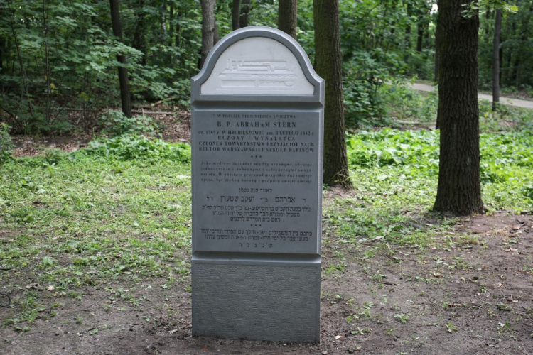 Monument symbolicznie upamiętniający pochówek Abrahama Sterna na Cmentarzu Żydowskim na Bródnie w Warszawie. Fot. PAP/A. Zawada