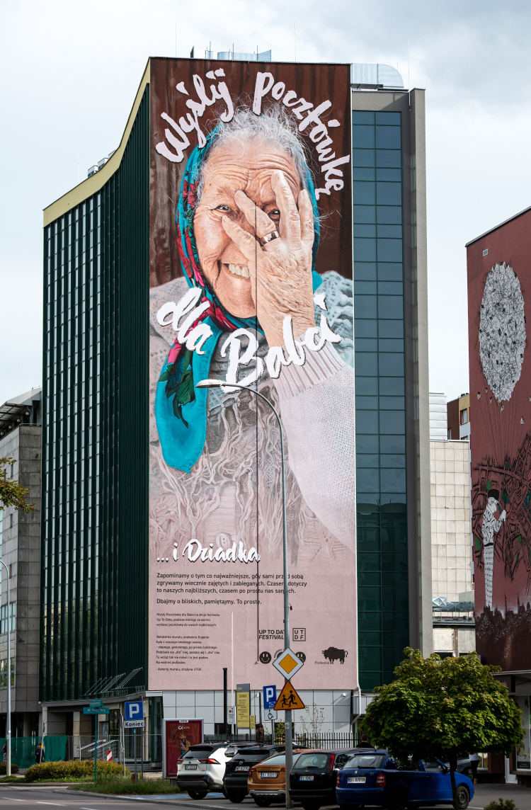 Ponownie odsłonięty, po zakończonej termomodernizacji budynku, mural pt. "Wyślij pocztówkę dla babci i dziadka". Fot. PAP/M. Zieliński