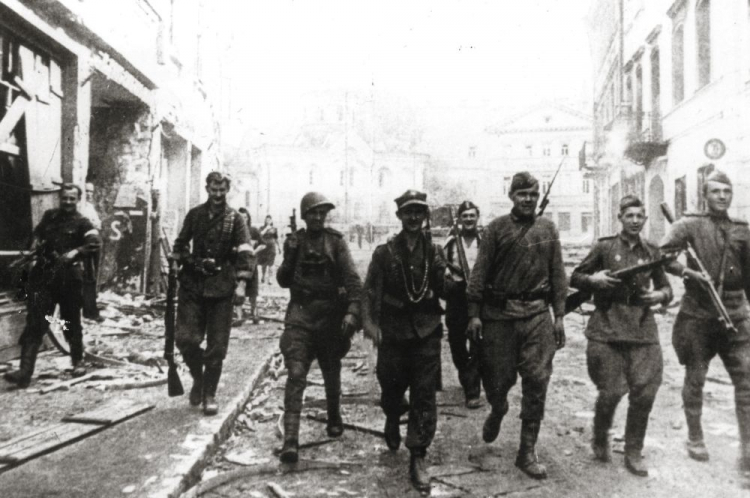 Walki o wyzwolenie Wilna. Patrol żołnierzy Armii Krajowej i sowieckich na ulicy Wielkiej. Źródło: Wikimedia Commons