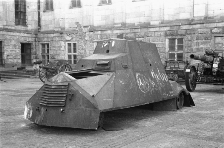 Warszawa, 1946 r. Muzeum Wojska Polskiego. Powstańczy samochód pancerny Kubuś zbudowany w sierpniu 1944 r.