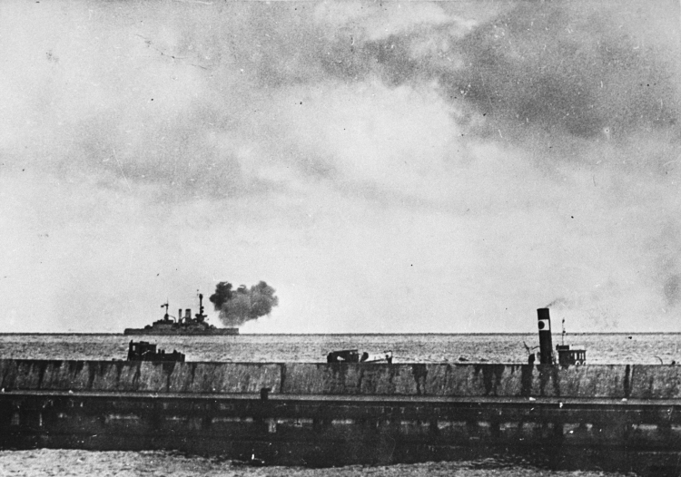 Hel, 09.1939 r. Okręt niemiecki ostrzeliwuje Półwysep Helski. Hel bronił się przez cały miesiąc. Fot. PAP/CAF