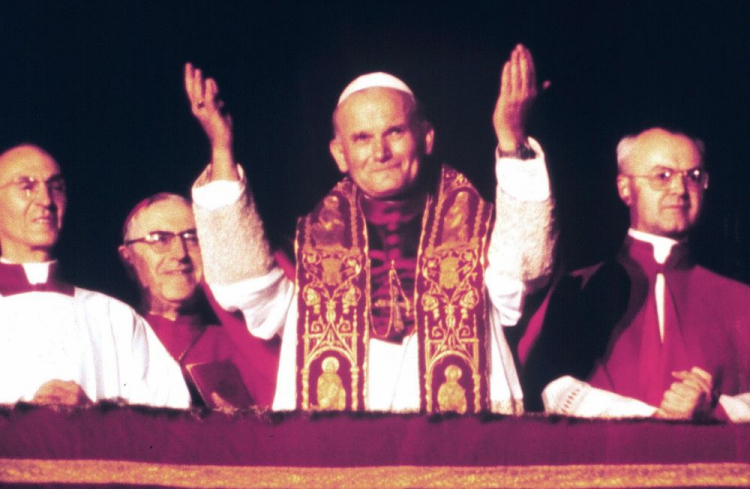 Kard. Karol Wojtyła tuż po tym, jak został wybrany przez konklawe na papieża. Watykan, 16.10.1978. Fot. PAP/EPA