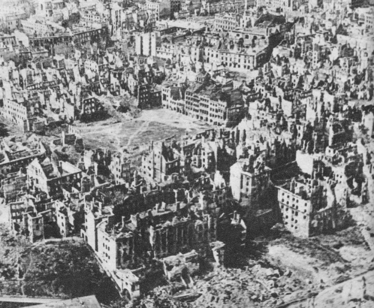 Ruiny Warszawy w styczniu 1945 r. Źródło: Wikimedia Commons