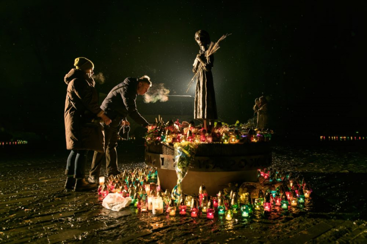 Płonące znicze przed pomnikiem ofiar Wielkiego Głodu w latach 1932–33. Kijów, 26.11.2022. Fot. PAP/V. Musiienko