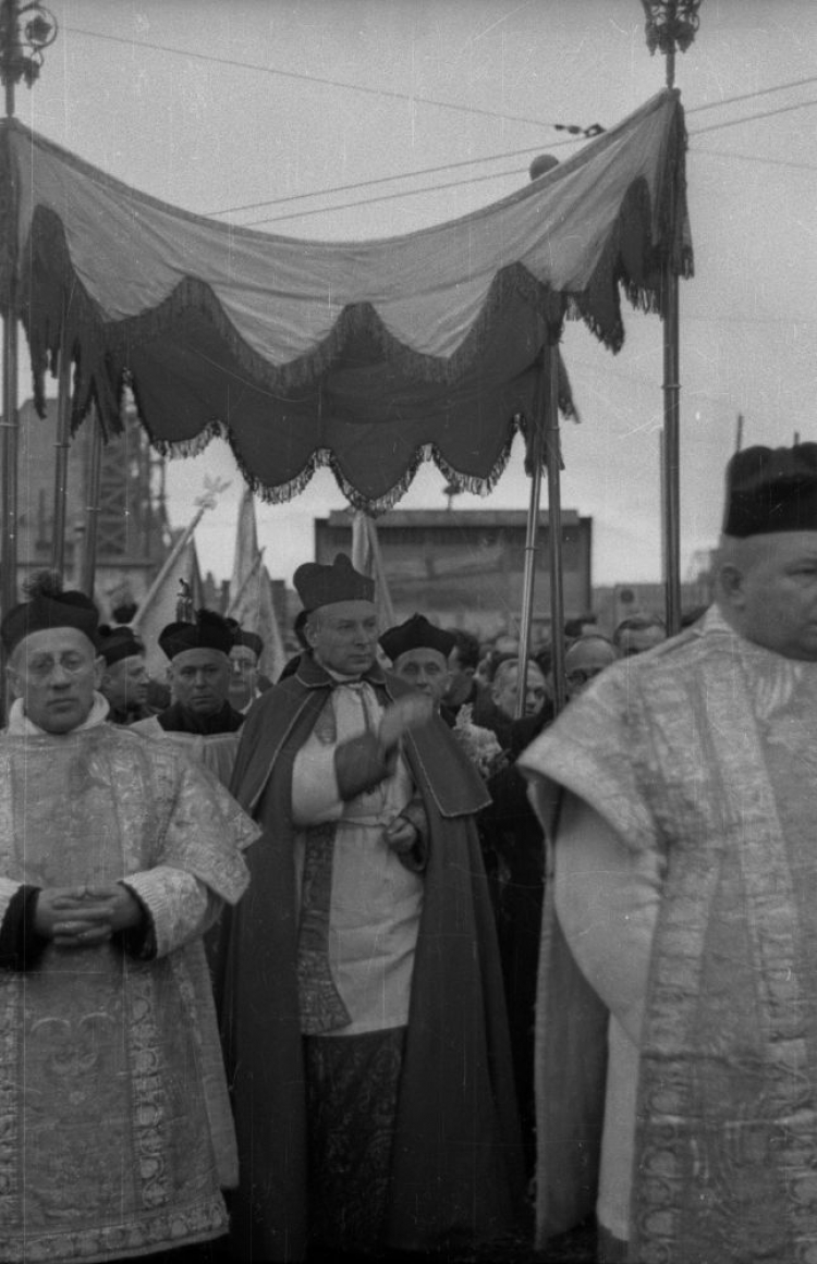 Ingres prymasa Stefana Wyszyńskiego do katedry w Warszawie. 06.02.1949. Fot. PAP/CAF