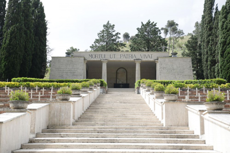Cmentarz Wojenny w Mignano Monte Lungo. Fot. PAP/A. Zawada