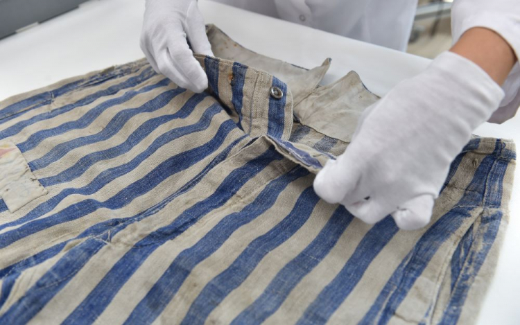 Elementy odzieży należącej do więźniów byłego niemieckiego nazistowskiego obozu koncentracyjnego Auschwitz. Fot. PAP/J. Bednarczyk