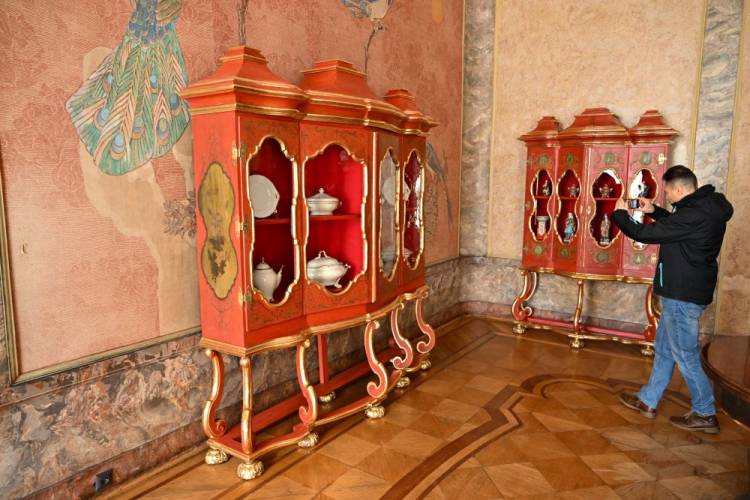 Prezentacja dwóch pierwszych (z ośmiu) odrestaurowanych, barokowych gablot hrabiego Konrada Ernesta Maksymiliana von Hochberga na Zamku Książ w Wałbrzychu. Fot. PAP/M. Kulczyński