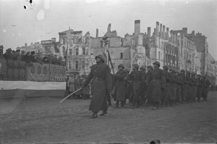 Warszawa, styczeń 1945 r. Pierwsza parada Wojska Polskiego w Warszawie w 1945. Fot. PAP/J. Baranowski