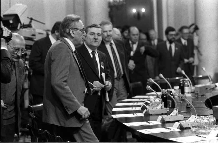 	Okrągły stół 1989 r. N/z: od lewej - Klemens Szaniawski, Tadeusz Mazowiecki , Lech Wałęsa, Bronisław Geremek. Fot.: PAP/Z. Matuszewski.