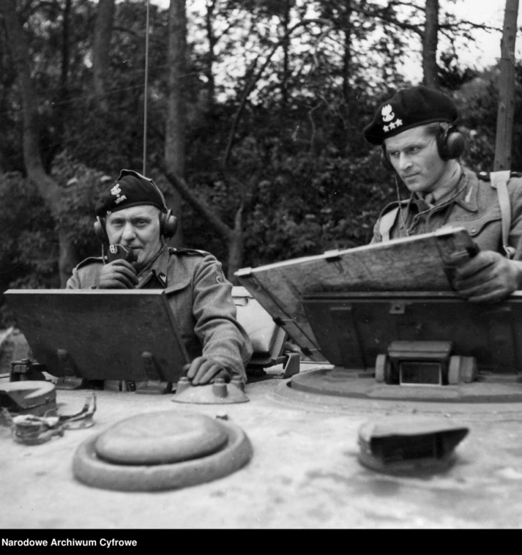 1 Dywizja Pancerna podczas ćwiczeń przed inwazją na kontynent: odjazd czołgu Cromwell VII szwadronu sztabowego. Od lewej: gen. Stanisław Maczek (mówi przez laryngolofon), rotmistrz T. Wysocki. Źródło: NAC