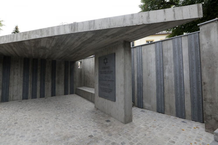 Pomnik z nazwiskami 12 tys. ofiar Zagłady Żydów na Skwerze Pamięci Ofiar Holokaustu w Nowym Sączu. Fot. PAP/G. Momot