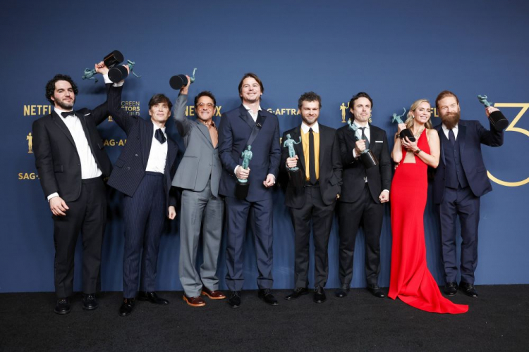 Od lewej: Benny Safdie, Cillian Murphy, Robert Downey Jr., Josh Hartnett, Alden Ehrenreich, Casey Affleck, Emily Blunt i Kenneth Branagh podczas 30. ceremonii wręczenia nagród Amerykańskiej Gildii Aktorów. Fot. PAP/EPA