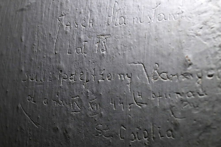 Napisy wyryte przez więźniów na ścianach cel, odkryte w historycznej willi „Palace”. Zakopane, 19.09.2022. Fot. PAP/G. Momot