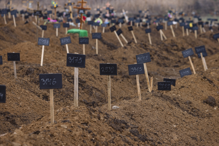 Grudzień 2022 r. Oznaczone numerami groby niezidentyfikowanych ofiar cywilnych bitwy o Mariupol. Fot. PAP/EPA/S. Ilnitsky