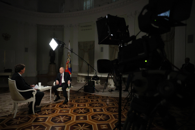 Władimir Putin w rozmowie z Tuckerem Carlsonem na Kremlu. PAP/EPA/Fot. G. Grigov