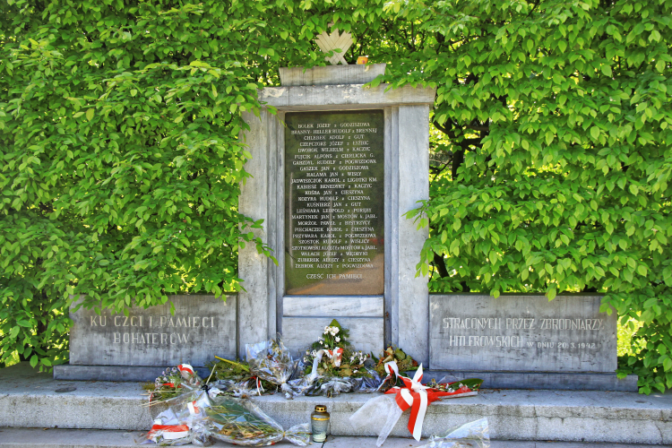 Pomnik poświęcony ofiarom zbrodni niemieckiej w Parku pod Wałką. Fot. Wikipedia