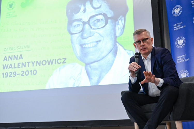 Dr hab. Sławomir Cenckiewicz podczas dyskusji "Dziedzictwo Anny Walentynowicz". Gdańsk, 27.03.2024. Fot. PAP/A. Warżawa
