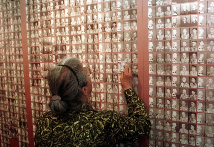 Otwarcie stałych wystaw "Więźniowie z Czech w KL Auschwitz" i "Tragedia słowackich Żydów" w Muzeum Auschwitz. 2002 r. Fot. PAP/J. Bednarczyk