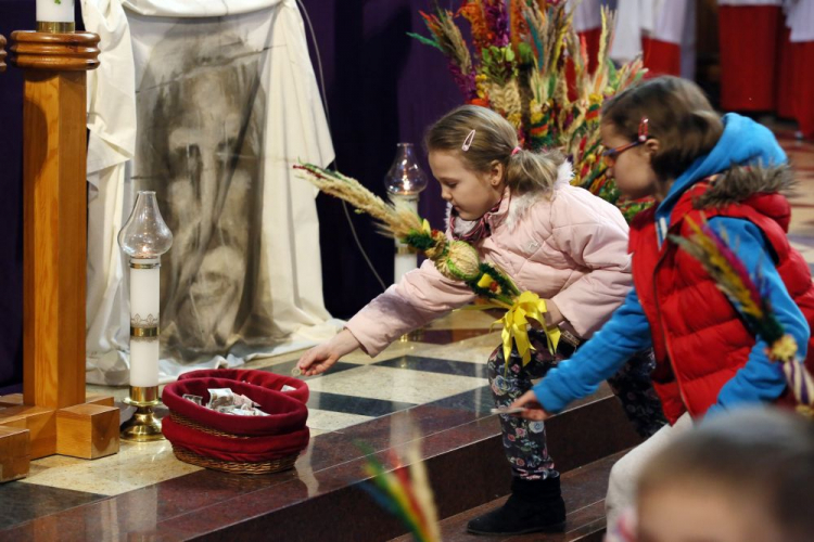 Uroczysta msza św. w Niedzielę Palmową w kościele Wniebowstąpienia Pańskiego na warszawskim Ursynowie. 2015 r. Fot. PAP/T. Gzell