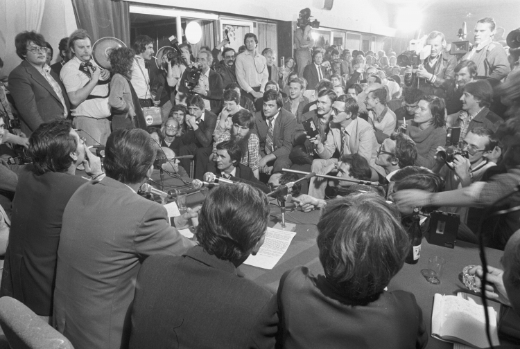 Delegacja Solidarności na spotkaniu z przedstawicielami mediów we wrześniu 1980 r. Fot. PAP/J. Morek