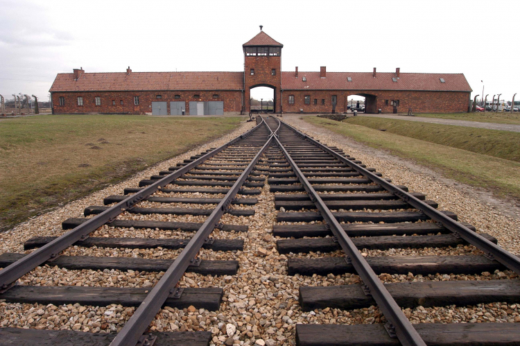 KL Auschwitz – Birkenau, obozowa rampa. PAP/J. Bednarczyk