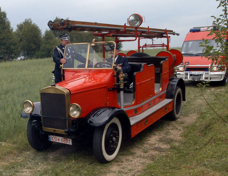 Strażacki mercedes z 1926 roku jest najcenniejszym eksponatem Małopolskiego Muzeum Pożarnictwa w Alwerni PAP/ J. Bednarczyk