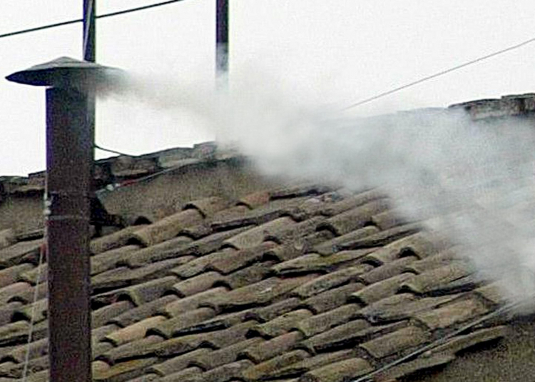 Biały dym nad Kaplicą Sykstyńską w drugim dniu konklawe w 2005 r. Fot. PAP/EPA/G. Giglia