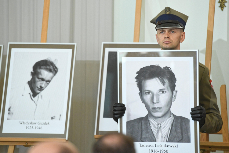 Zdjęcie Władysława Guzdka (po lewej) w trakcie uroczystości wręczenia not identyfikacyjnych członkom rodzin ofiar totalitaryzmu komunistycznego. Fot. PAP/R. Pietruszka