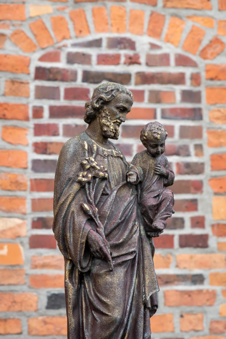 Figura św. Józefa przy kościele św. Jana Chrzciciela we Włocławku, fot. PAP/T. Żmijewski.