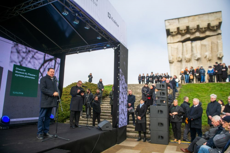 Ambasador Izraela w Polsce Yacov Livne (L) oraz prezydent Krakowa Jacek Majchrowski (2P-dół) podczas otwarcia wystawy plenerowej Muzeum KL Plaszow "KL Plaszow. Miejsce po, miejsce bez". Fot. PAP/Art Service