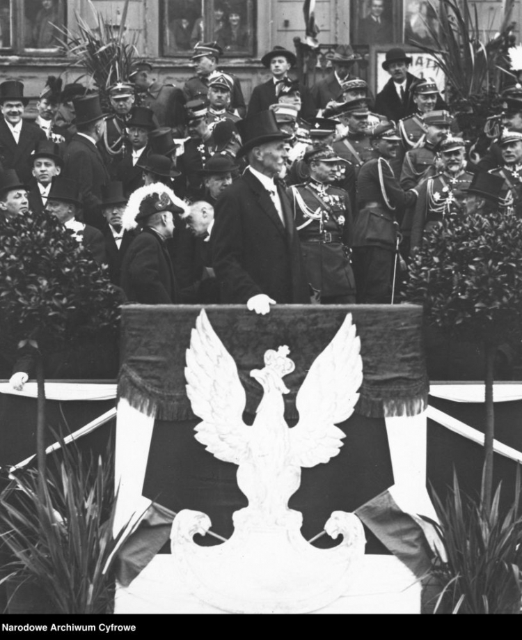Prezydent RP Stanisław Wojciechowski przyjmuje defiladę oddziałów wojskowych oraz oddziałów przysposobienia wojskowego. 03.05.1926. Fot. NAC