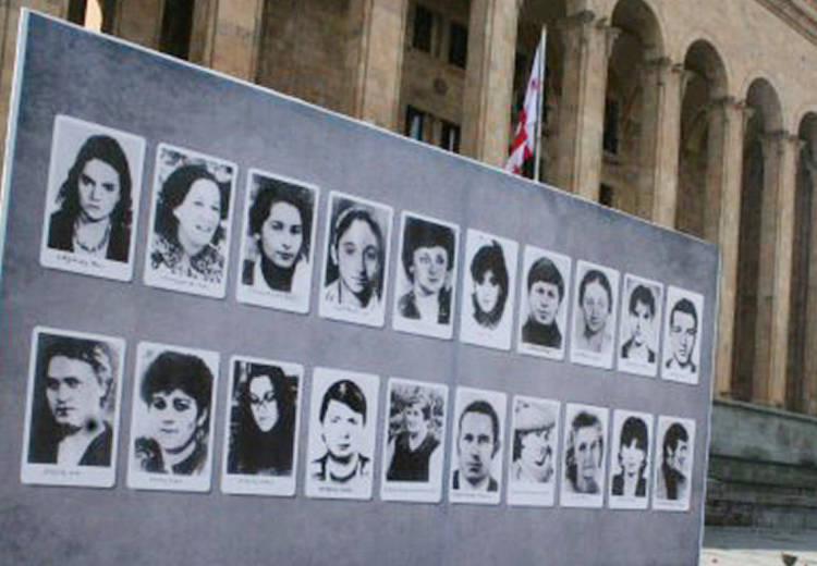 Fotografie ofiar masakry w Tbilisi. /Źródło: Wikipedia
