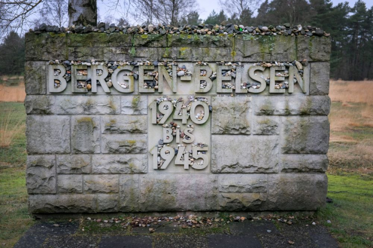 Teren b. niemieckiego nazistowskiego obozu koncentracyjnego Bergen-Belsen. Fot. PAP/EPA