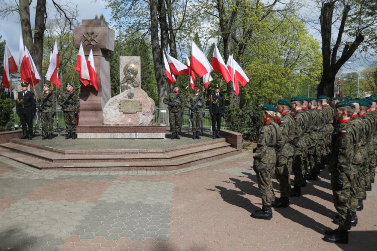 Obchody 84. rocznicy Zbrodni Katyńskiej przed Pomnikiem Katyńskim w Białymstoku. Fot. PAP/A. Reszko